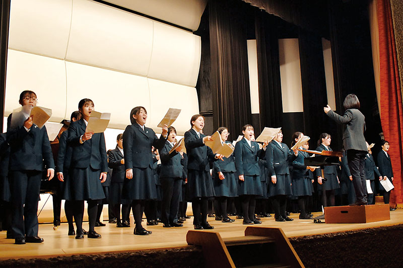 埼玉県歌を合唱する浦和第一女子高校の音楽部員ら＝5日、さいたま市浦和区高砂の埼玉会館小ホール