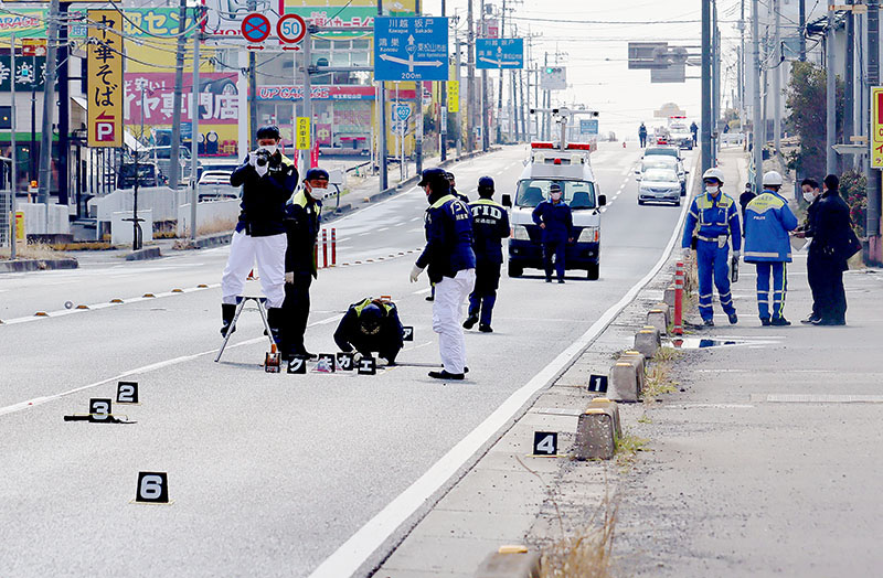 事故現場を調べる捜査員ら＝8日午前11時2分ごろ、東松山市砂田町の国道407号