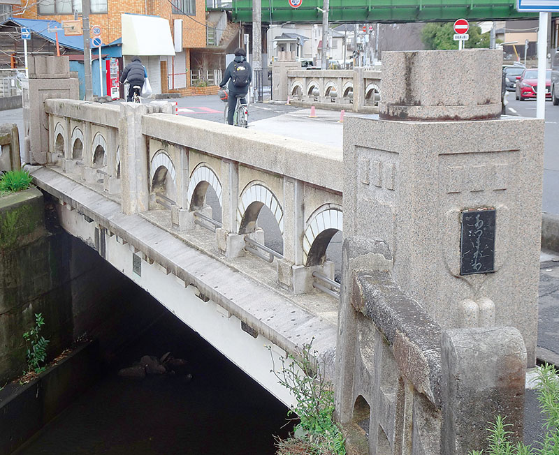 親柱に設置されていた電灯が復元される方針が決まった「旭橋」＝6日午後、埼玉県所沢市御幸町
