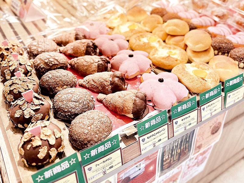 児童が商品開発した6種類のパンを店頭で販売＝丸広百貨店南浦和店1階の「ブーランジェベーグ」