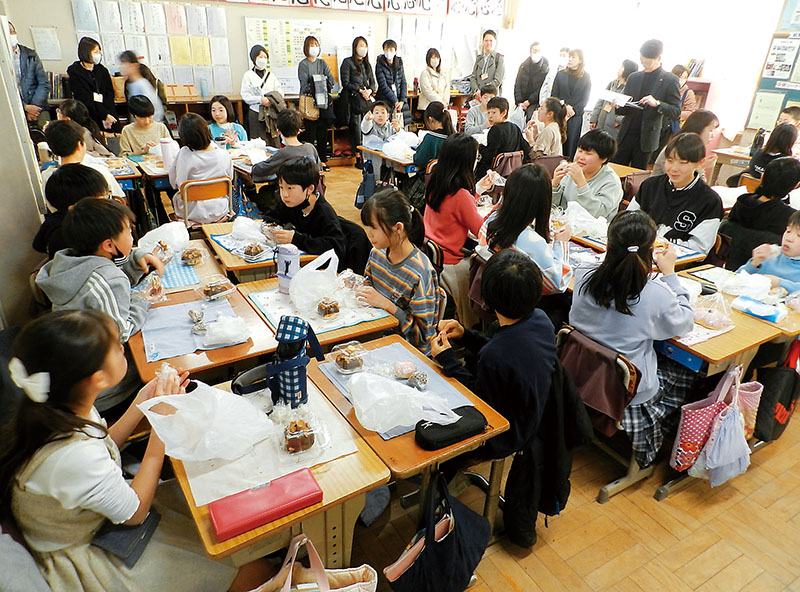 クラス全員で選んだ6種類のパンを食べて感想を発表した試食会＝埼玉県さいたま市立高砂小学校