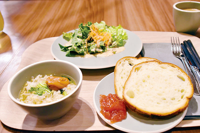最強の埼玉モーニングプロジェクトで考案された幸せのはちみつ食パン（右手前）や埼玉茶漬け（左手前）など