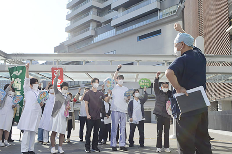 団結を固める組合員ら＝14日、さいたま市中央区