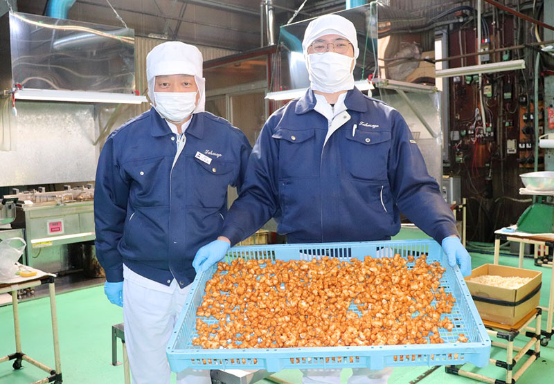 醤油キャラメルせんを作る折原昌司社長（左）と佐野幸輝工場長