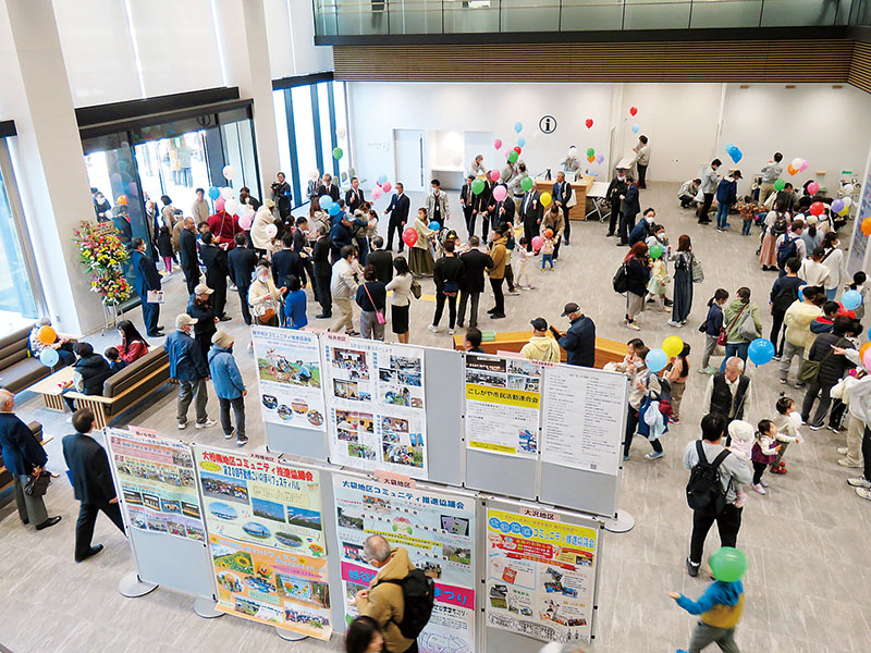 2階まで吹き抜けのエントランスホール「みんなのひろば」
