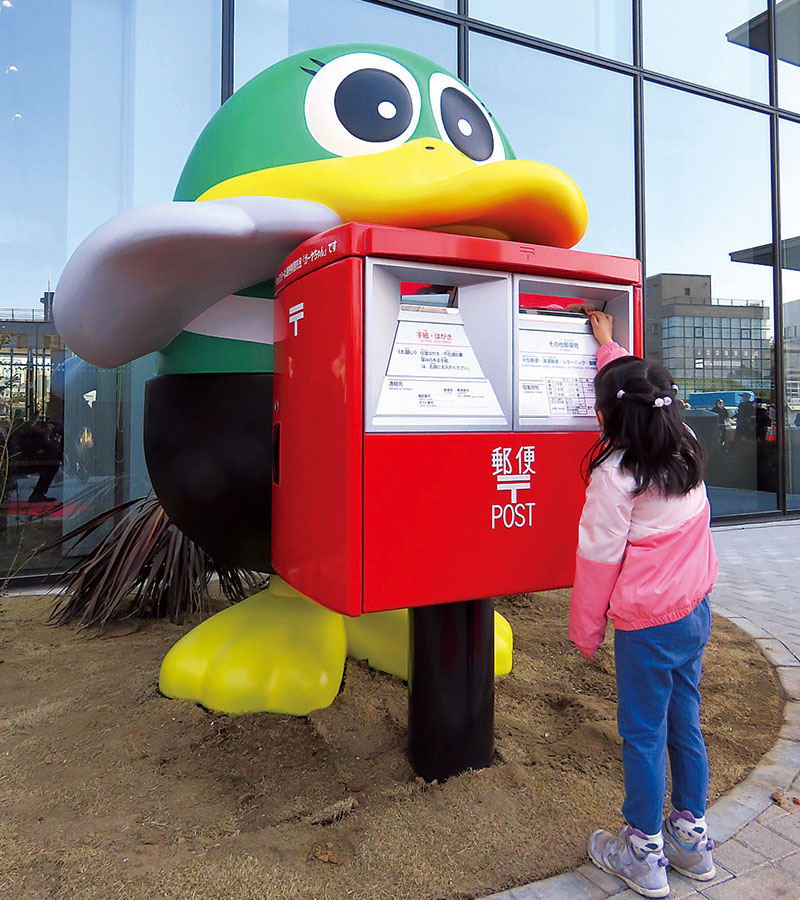 高さ約2メートルの「ガーヤちゃんポスト」＝16日午前、越谷市役所