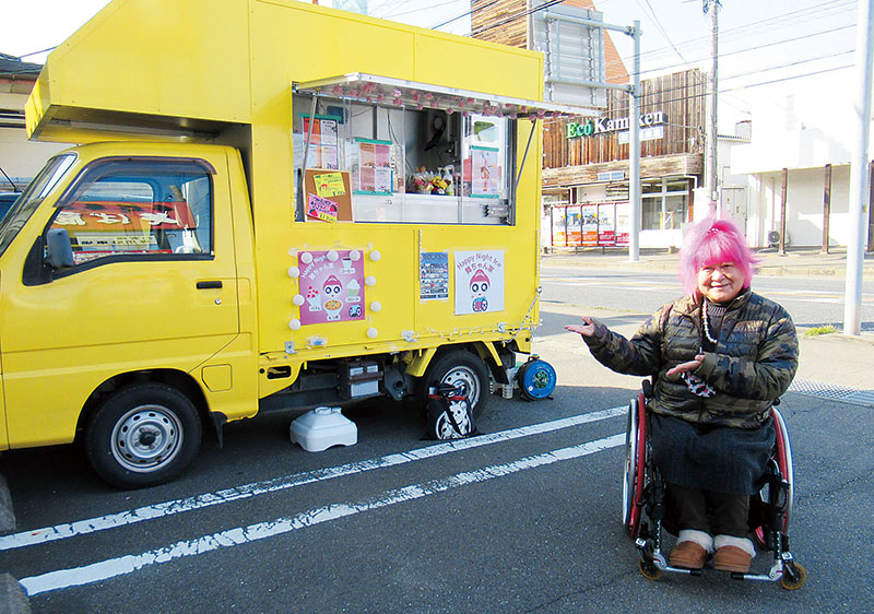 「舞ちゃん家」でパフェを販売している寿々乃舞さんとキッチンカー＝本庄市緑の「そば蔵本庄店」駐車場