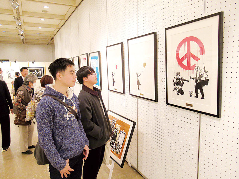 バンクシーの作品を観賞する来場者＝深谷市本住町「深谷市民文化会館」