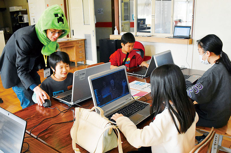 プログラミング体験会に参加する子どもたち＝17日午前、小鹿野町般若の長若集学校