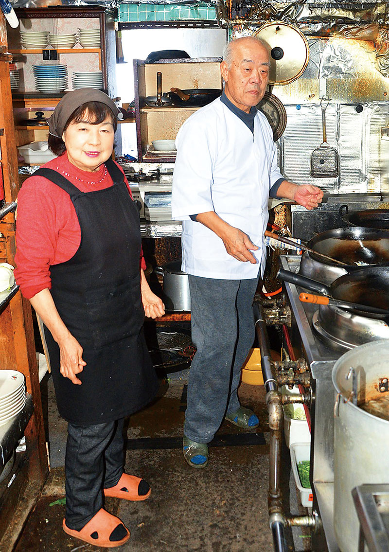 50年にわたり店を続ける大塚耕太郎さん（右）とかをるさん