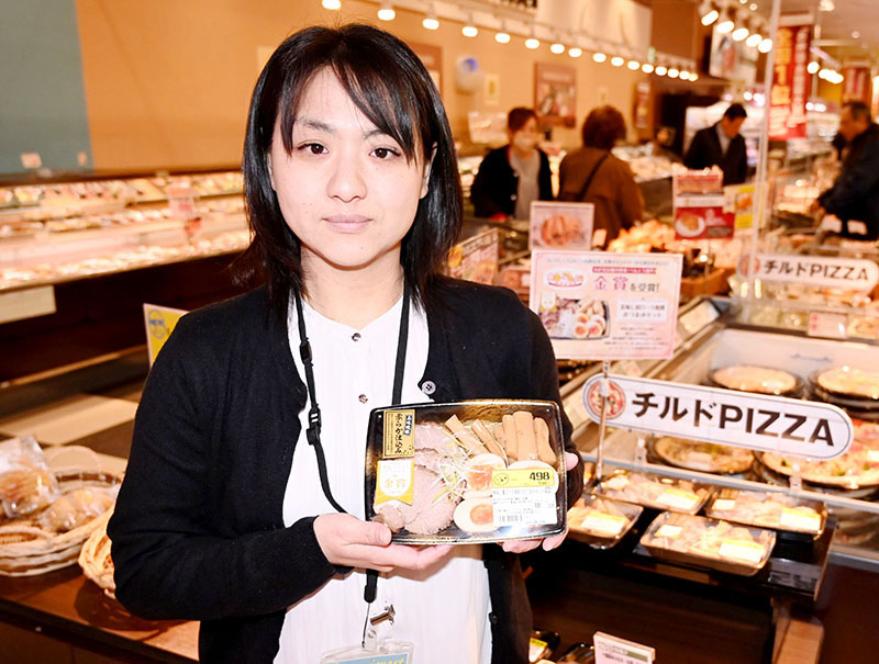 「今後もおいしさだけでなく見た目も華やかな商品を開発したい」と話す田村さん＝26日、さいたま市見沼区のマミーマート南中野店