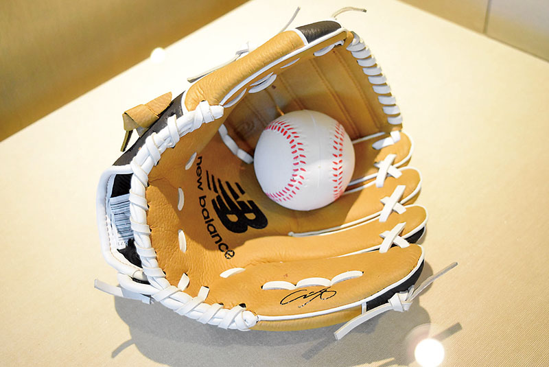 公開が始まった大谷翔平選手が寄贈したグラブ＝27日午前、行田市産業文化会館