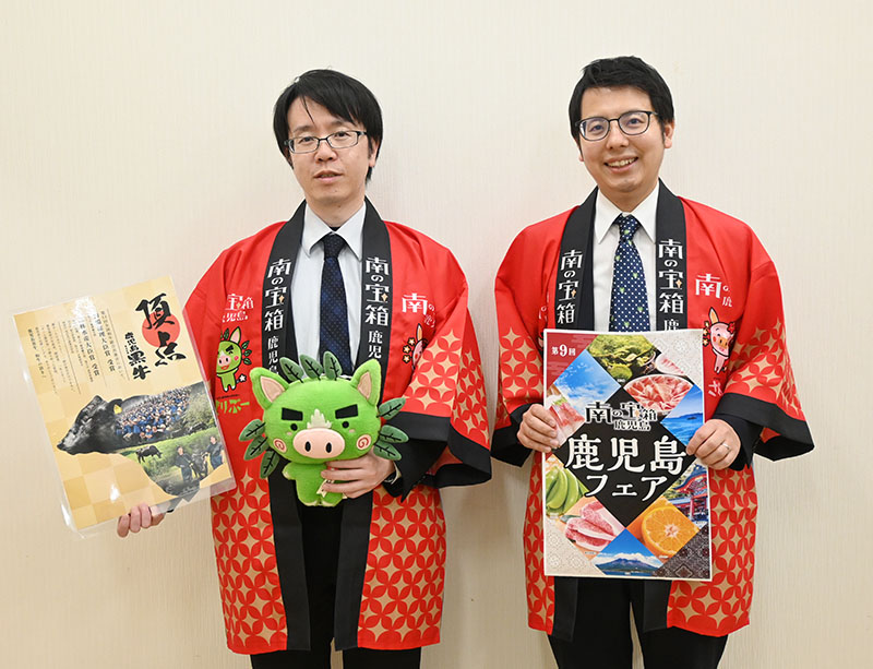 フェアをPRする鹿児島県の担当者ら＝26日午後、さいたま市北区の埼玉新聞本社