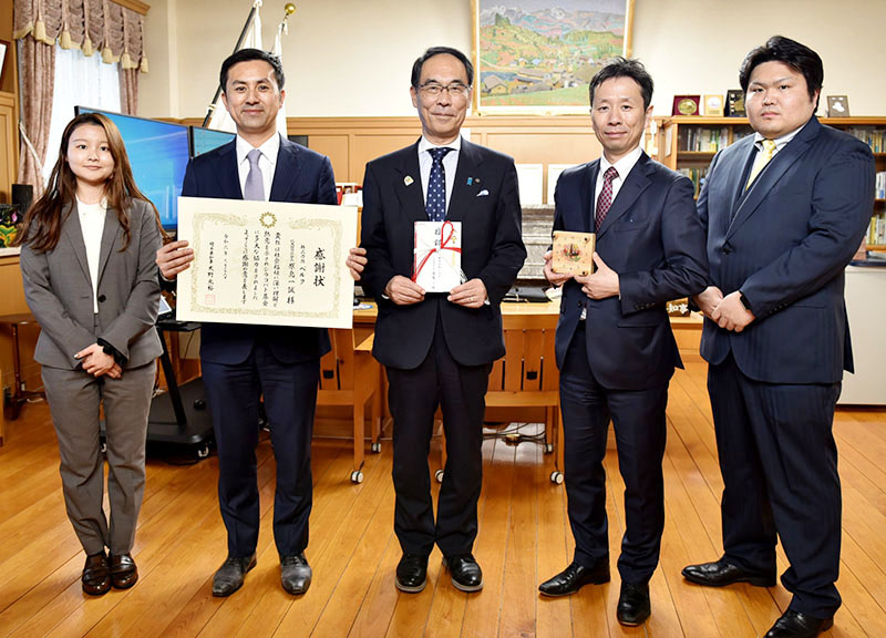大野元裕知事から感謝状を贈呈されたベルクの原島一誠社長ら