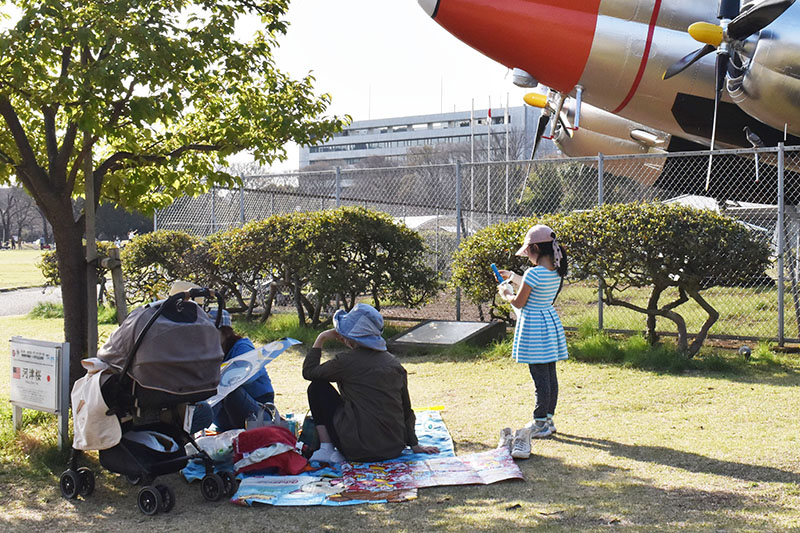 木陰で涼む家族連れ＝30日午後、埼玉県所沢市並木の所沢航空記念公園