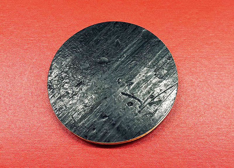 舞台床材を再利用したコースター。それぞれに異なる傷や木目がある（彩の国さいたま芸術劇場提供）