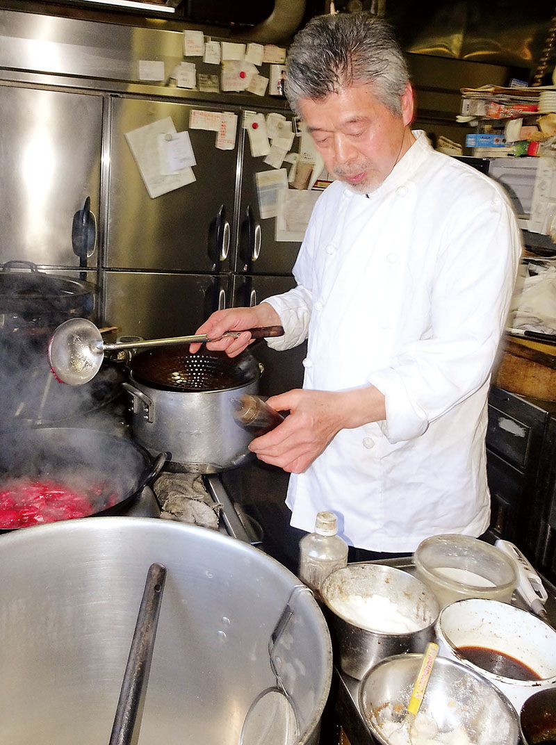 厨房（ちゅうぼう）に立つ「海燕」の小島久雄さん