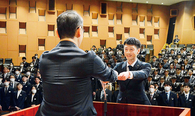 新職員に辞令を交付する大野元裕知事（左）＝1日、埼玉県さいたま市浦和区