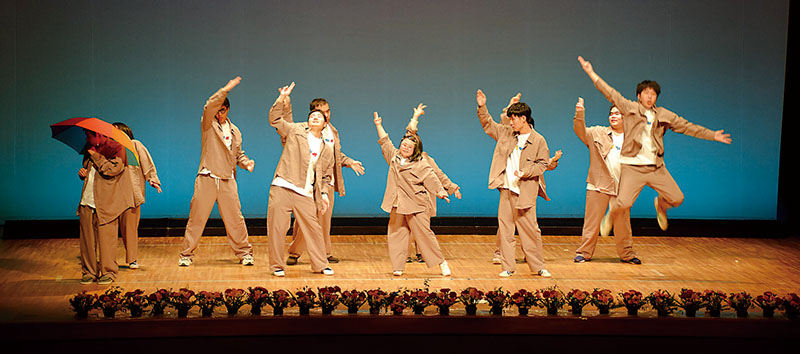 あかり学園久喜の卒業式の後、合唱とダンスのフェスティバルは客席の拍手が止まらなかった＝29日、埼玉県久喜市
