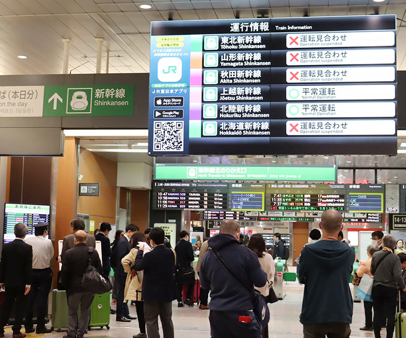 電光掲示板前で運行情報を確認する乗客ら＝2日午前10時47分ごろ、さいたま市大宮区のJR大宮駅構内