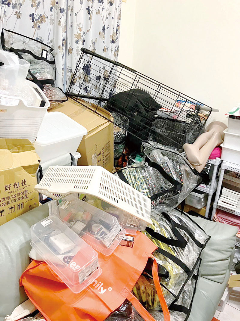 商品などが散乱した台湾の台北市にある武蔵野ユニフォームのグループ会社事務所（武蔵野ユニフォーム提供）