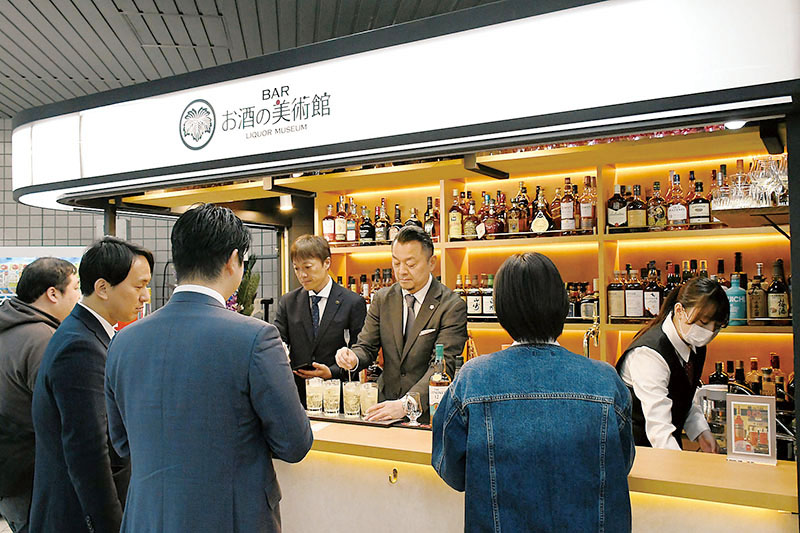 駅改札外コンコースに開店した立ち飲みバー「お酒の美術館埼玉スタジアム線東川口駅店」＝川口市東川口のSR東川口駅