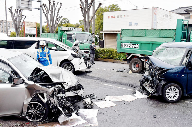 事故 静岡・熱海市でトラックなど5台が絡む多重事故 2人が重軽傷 ...