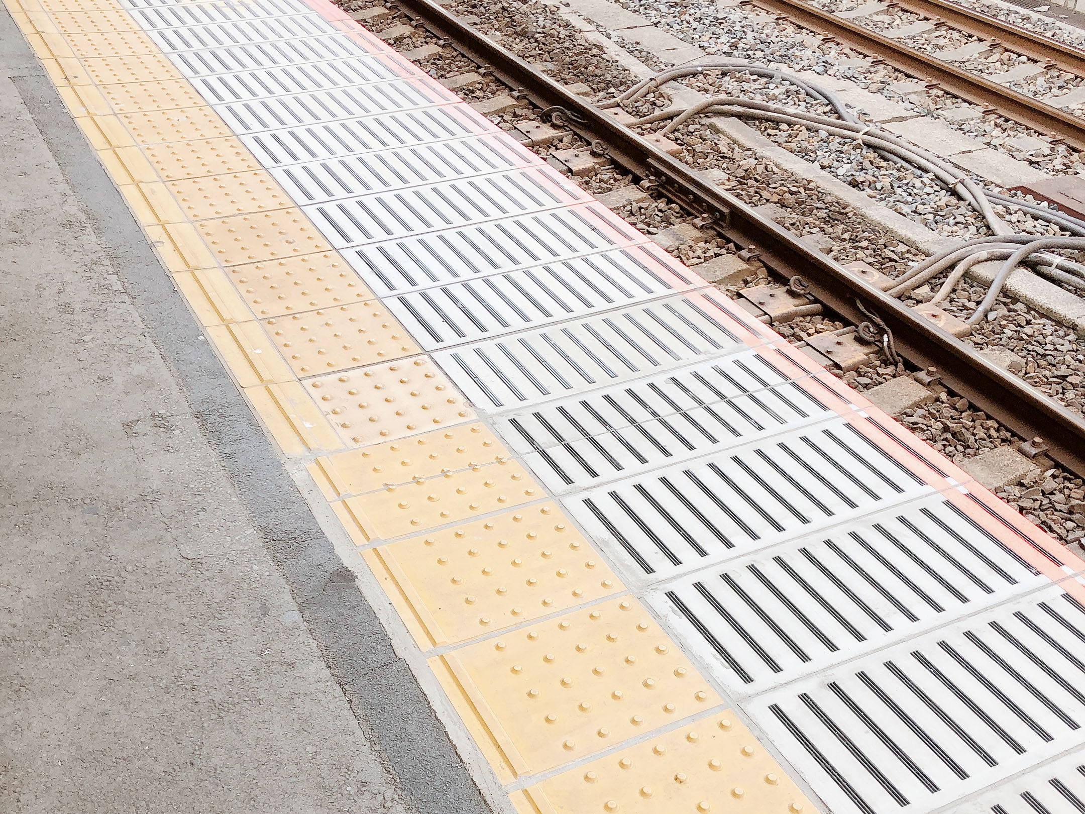 【ちなみ】ホームと線路（JR大宮駅の高崎線ホーム）＝鉄道イメージ