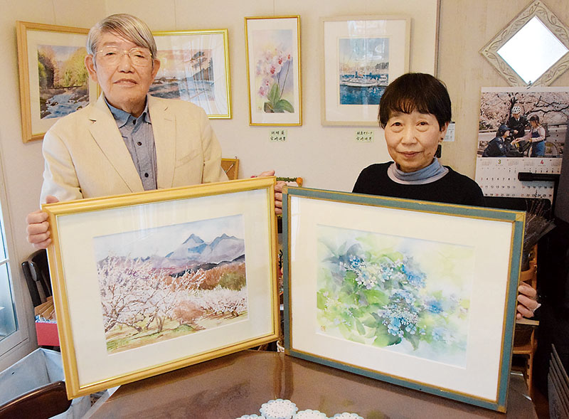 作品を手にする宮崎迪男さん（左）と妻の富美子さん＝埼玉県嵐山町平沢のカフェ童音舞