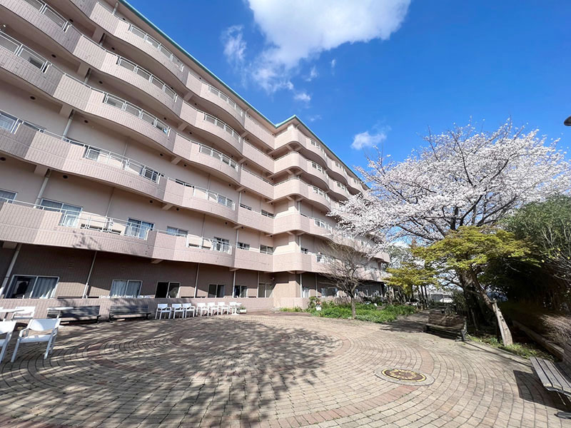 約70人が入所するケアハウス「ぎんもくせい」。「見沼田んぼの桜回廊」が近く、屋上からは富士山を望めるという＝7日、さいたま市緑区馬場