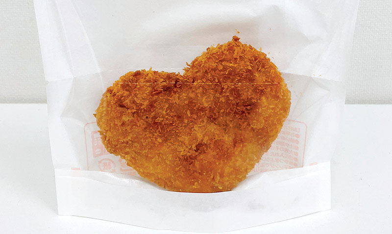 5日から県内の店舗で限定販売している「さとさつハートコロッケ」（提供）