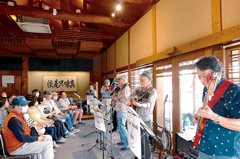 アットホームな雰囲気の中、演奏者と観客が一体となり自然と手拍子や歌声があふれた＝さいたま市北区別所町のギャラリーカフェ「ひと福庵」