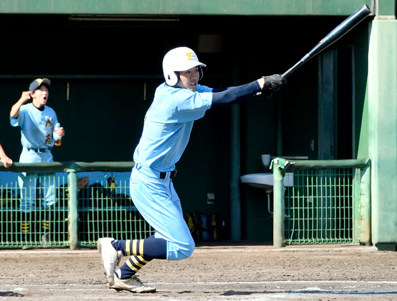 西部A組1回戦　川越初雁―所沢商　9回裏所沢商1死満塁、八百板がサヨナラの右越え適時打を放つ＝所沢航空