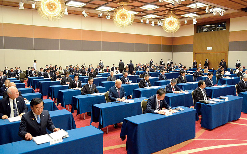 締結式に出席した56市町村の首長ら＝12日、埼玉県さいたま市浦和区