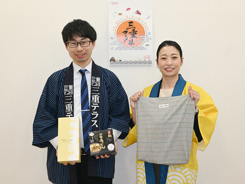 三重県フェアをアピールする三重県県産品振興課の山村祐希菜さん（右）と松井勇樹さん＝17日、さいたま市北区の埼玉新聞社