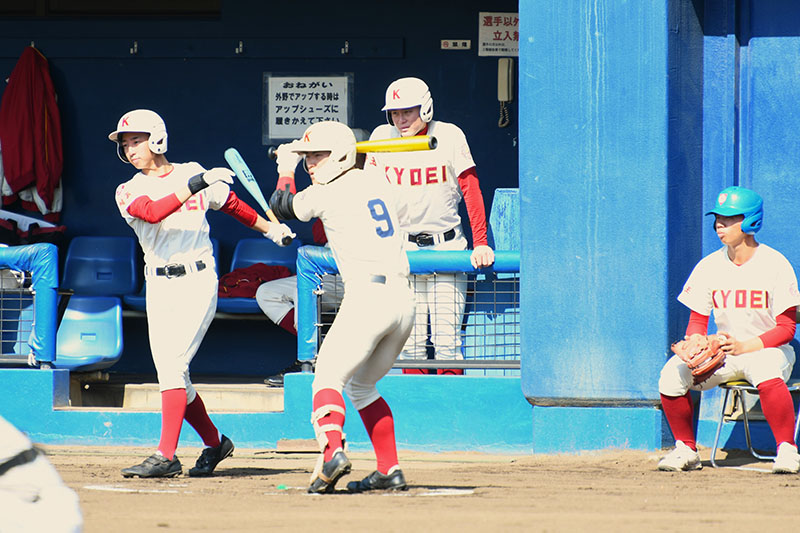 試合前、新基準の金属バットで素振りをする春日部共栄の選手たち＝13日午前、越谷市増林の越谷市民球場