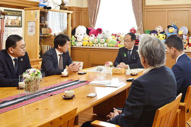 大野知事に実証実験を報告するオカムラの佐藤春徳首都圏営業本部長（左から2人目）＝17日午前、県庁