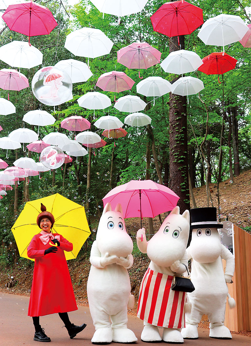 色とりどりの傘の下に集まるキャラクターたち＝18日、埼玉県飯能市宮沢のムーミンバレーパーク