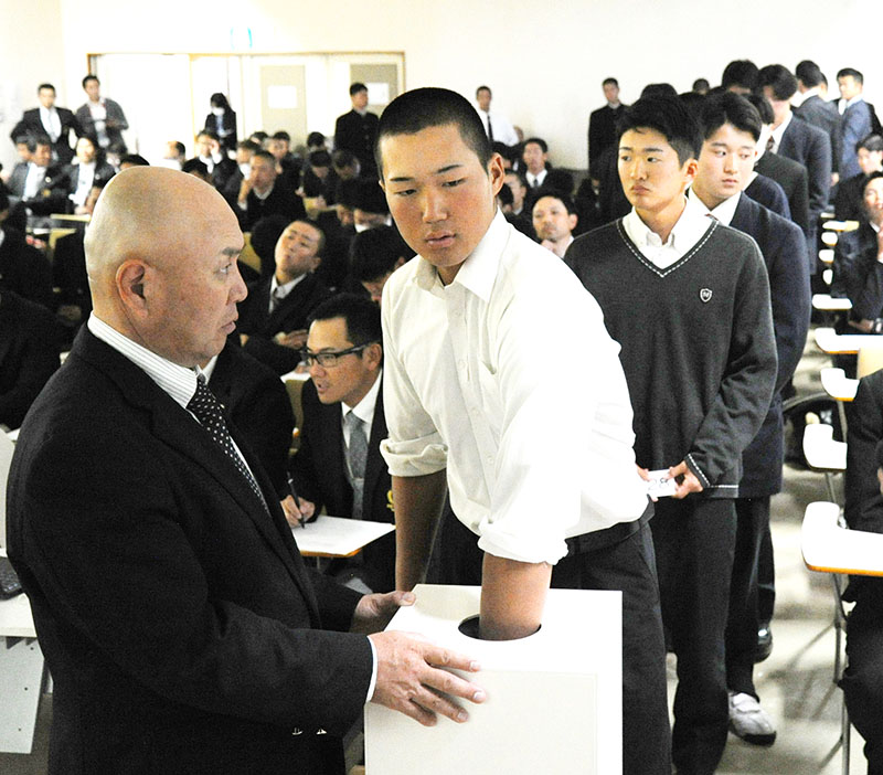 真剣な表情でくじを引く各校の主将たち＝22日午後、上尾市のスポーツ総合センター
