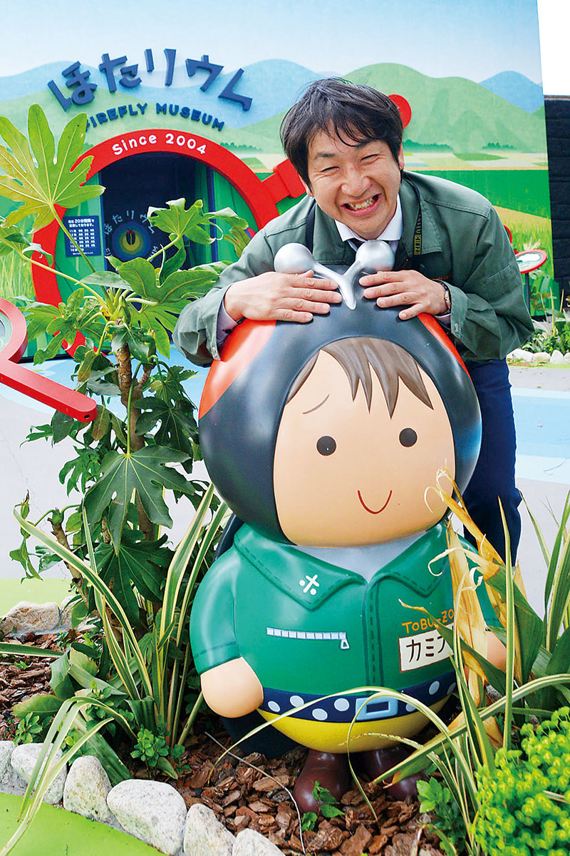 リニューアルオープンした「ほたリウム」をマスコット「カミナガさん」と紹介する東武動物公園の神長正さん