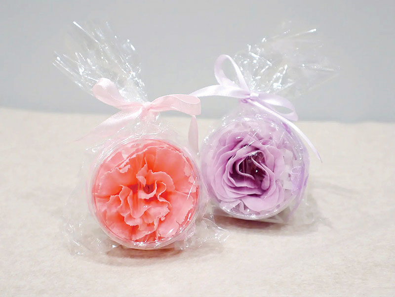 アウトレット買い物客を対象にプレゼントされるフラワーソープ