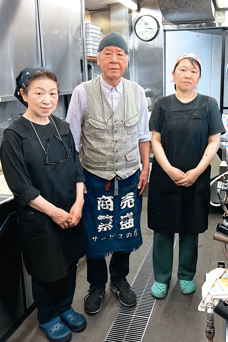 店主の蓜島茂さん（中央）と妻の悦子さん（左）、長女の佑佳さん＝さいたま市大宮区桜木町