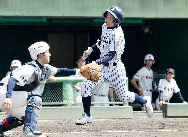 川口市立―越谷西　6回裏川口市立無死、金長（右）が生還しランニングホームランとなる。捕手楠