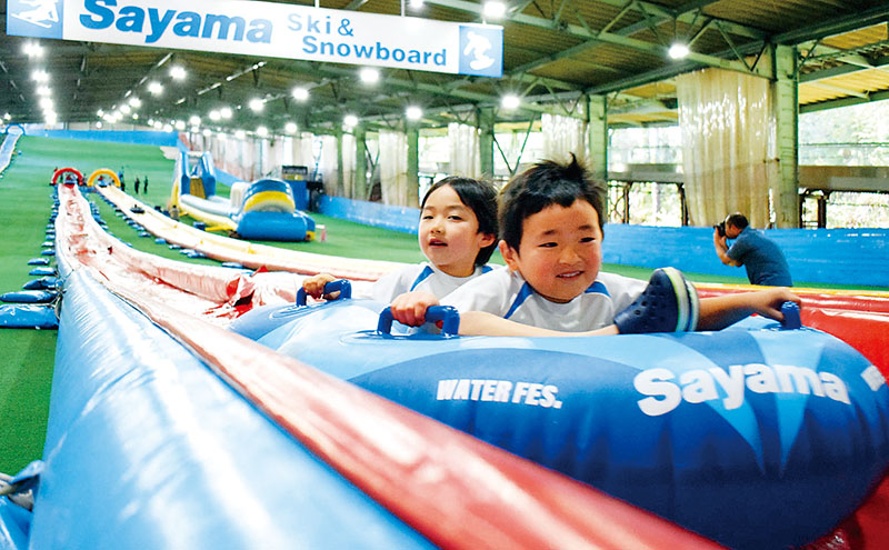 ウオータースライダーを楽しむ園児＝26日、所沢市上山口、狭山スキー場