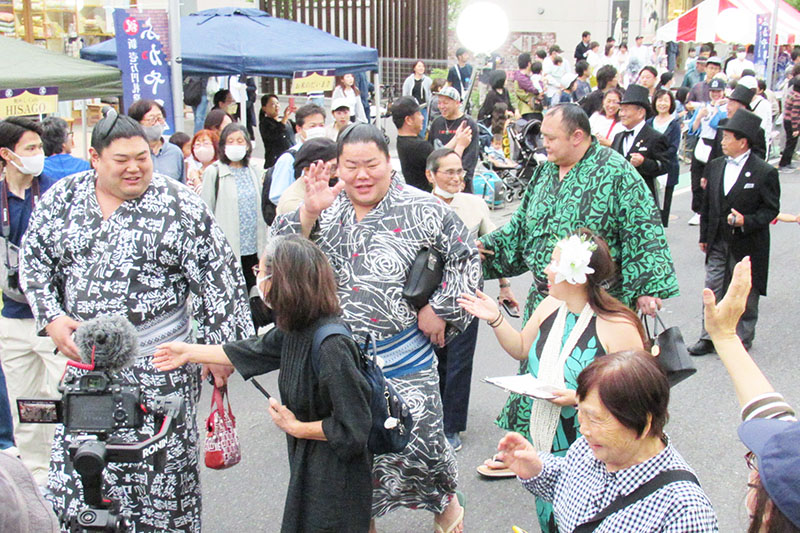 「商店街エリア」の約150メートルをパレードする（左から）阿炎、大栄翔、北勝富士ら＝27日夕、埼玉県深谷市
