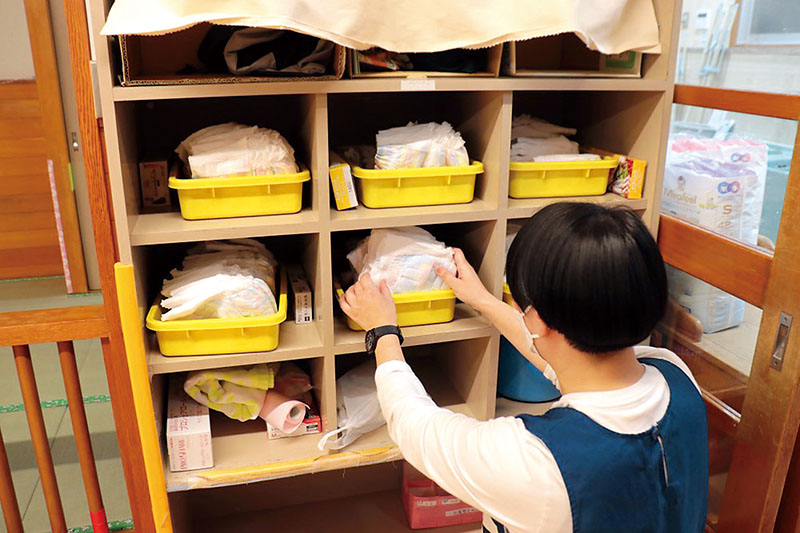 実証実験を行った大戸保育園では園児ごとの箱に保育士が紙おむつを補充していた＝2023年11月、埼玉県さいたま市中央区