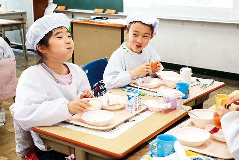 さいたま市民の日給食を楽しむ子どもたち＝24日、埼玉県さいたま市中央区鈴谷の市立鈴谷小学校