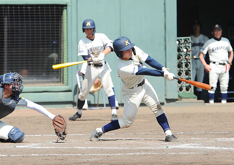 不動岡―川越西　8回裏川越西2死一、三塁、伊藤が左前に同点適時打を放つ。捕手田口＝UD上尾