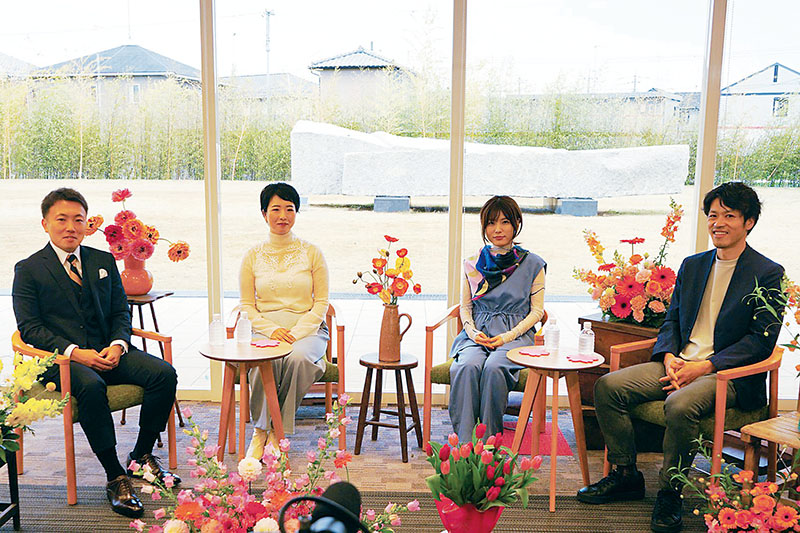 語り合う（左から）栗原常務、奥村氏、いえだ氏、大森氏＝熊谷市の梅林堂本店