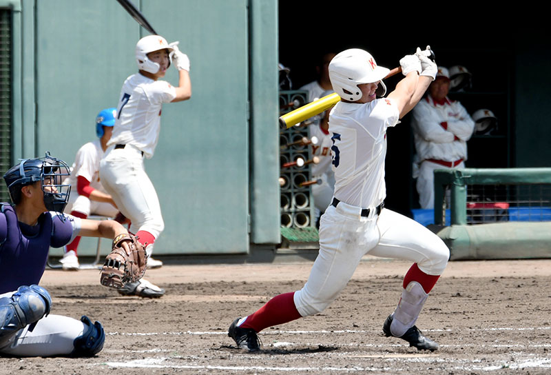 西武台―春日部共栄　3回裏春日部共栄2死二塁、平尾が中越え適時二塁打を放つ。捕手小川＝UD上尾